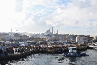 İstanbul, Türkiye, 20.12.2019: İstanbul ufuk çizgisi, liman ve balıkçılar Galata Köprüsü 'nde avlanıyor
