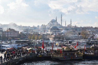İstanbul, Türkiye, 20.12.2019: İstanbul ufuk çizgisi, liman ve balıkçılar Galata Köprüsü 'nde avlanıyor