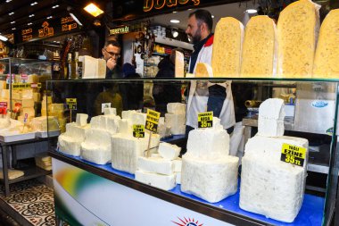 İstanbul, Türkiye, 20.12.2019: Grand Bazaar ilk satışta çeşitli ürünler sundu: baharatlar, baharatlar, baharatlar, çaylar, kurutulmuş meyveler, tezgahın üzerindeki peynirler