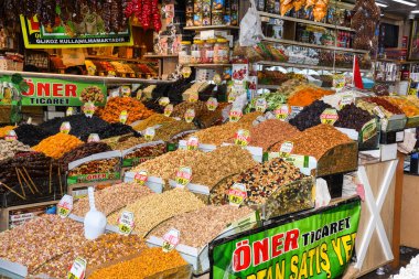 İstanbul, Türkiye, 20.12.2019: Grand Bazaar ilk satışta çeşitli ürünler sundu: baharatlar, baharatlar, baharatlar, çaylar, kurutulmuş meyveler, tezgahın üzerindeki peynirler