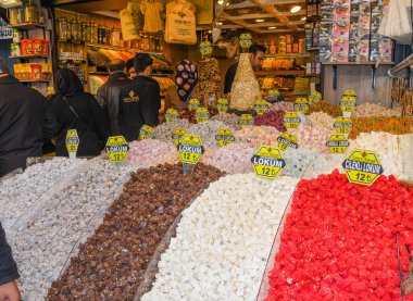 İstanbul, Türkiye, 20.12.2019: Grand Bazaar ilk satışta çeşitli ürünler sundu: baharatlar, baharatlar, baharatlar, çaylar, kurutulmuş meyveler, tezgahın üzerindeki peynirler