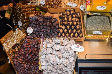İstanbul, Türkiye, 20.12.2019: Grand Bazaar ilk satışta çeşitli ürünler sundu: baharatlar, baharatlar, baharatlar, çaylar, kurutulmuş meyveler, tezgahın üzerindeki peynirler