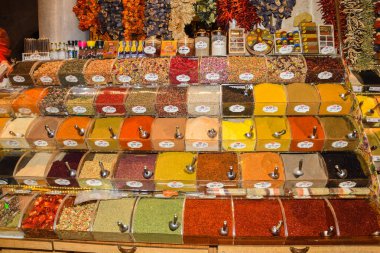 İstanbul, Türkiye, 20.12.2019: Grand Bazaar ilk satışta çeşitli ürünler sundu: baharatlar, baharatlar, baharatlar, çaylar, kurutulmuş meyveler, tezgahın üzerindeki peynirler