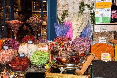 İstanbul, Türkiye, 20.12.2019: Grand Bazaar ilk satışta çeşitli ürünler sundu: baharatlar, baharatlar, baharatlar, çaylar, kurutulmuş meyveler, tezgahın üzerindeki peynirler