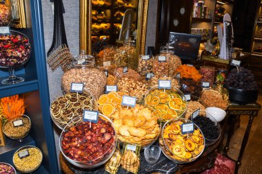 İstanbul, Türkiye, 20.12.2019: Grand Bazaar ilk satışta çeşitli ürünler sundu: baharatlar, baharatlar, baharatlar, çaylar, kurutulmuş meyveler, tezgahın üzerindeki peynirler