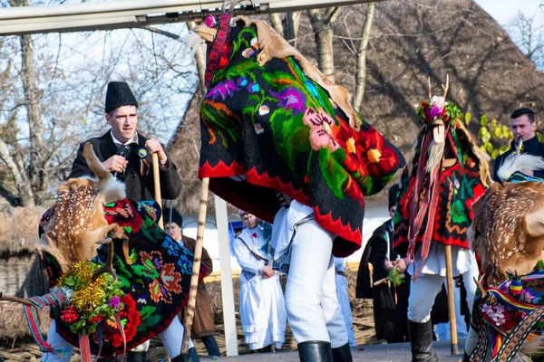 2019年12月25日 罗马尼亚布加勒斯特 巴尔干半岛圣诞传统节 罗马尼亚舞者和传统及吉普赛服装演员 — 图库照片