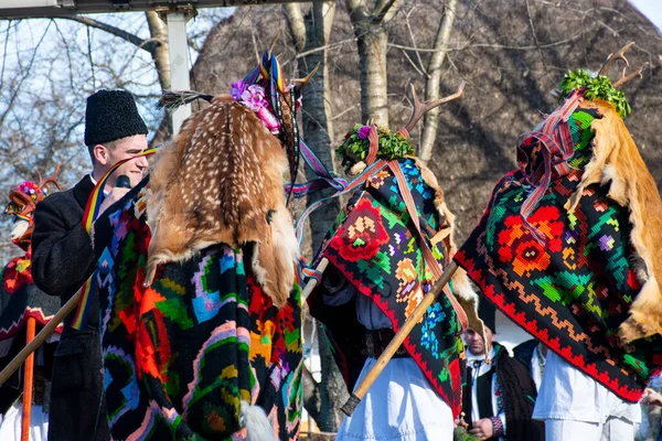 ブカレスト ルーマニア 2019年12月25日 バルカン半島のクリスマス伝統祭り ルーマニアのダンサーと俳優伝統的でジプシーの服 — ストック写真