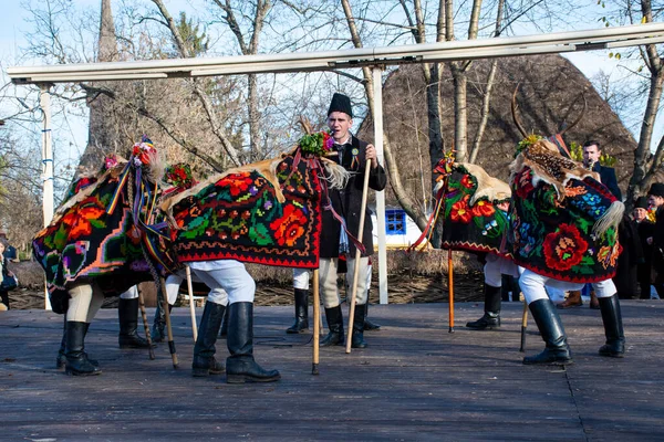 2019年12月25日 罗马尼亚布加勒斯特 巴尔干半岛圣诞传统节 罗马尼亚舞者和传统及吉普赛服装演员 — 图库照片