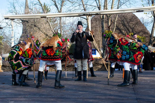 ブカレスト ルーマニア 2019年12月25日 バルカン半島のクリスマス伝統祭り ルーマニアのダンサーと俳優伝統的でジプシーの服 — ストック写真