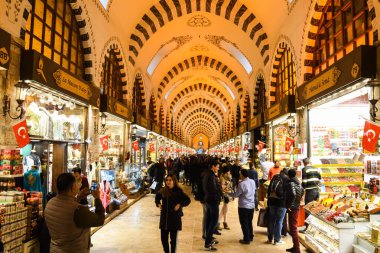 İstanbul, Türkiye, 20.12.2019: Grand Bazaar ilk satışta çeşitli ürünler sundu: baharatlar, baharatlar, baharatlar, çaylar, kurutulmuş meyveler, tezgahın üzerindeki peynirler