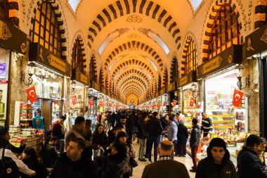 İstanbul, Türkiye, 20.12.2019: Grand Bazaar ilk satışta çeşitli ürünler sundu: baharatlar, baharatlar, baharatlar, çaylar, kurutulmuş meyveler, tezgahın üzerindeki peynirler