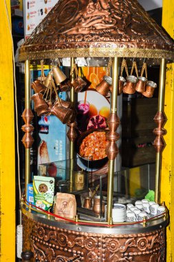 Türkiye, İstanbul, 20.12.2019: Tarçınlı ve fıstıklı Sahlep içeceği. Sahlep, Türkiye 'de kış aylarında çok popüler olan lezzetli bir sıcak süt içeceğidir.