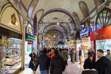 İstanbul, Türkiye, 20.12.2019: Grand Bazaar ilk satışta çeşitli ürünler sundu: baharatlar, baharatlar, baharatlar, çaylar, kurutulmuş meyveler, tezgahın üzerindeki peynirler
