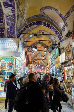 İstanbul, Türkiye, 20.12.2019: Grand Bazaar ilk satışta çeşitli ürünler sundu: baharatlar, baharatlar, baharatlar, çaylar, kurutulmuş meyveler, tezgahın üzerindeki peynirler