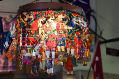 İstanbul, Türkiye, 20.12.2019: Grand Bazaar ilk satışta çeşitli ürünler sundu: baharatlar, baharatlar, baharatlar, çaylar, kurutulmuş meyveler, tezgahın üzerindeki peynirler