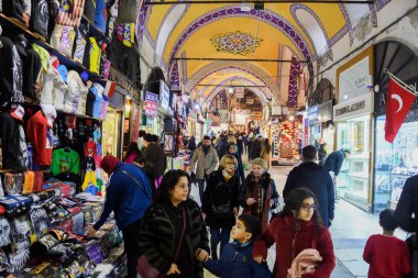 İstanbul, Türkiye, 20.12.2019: Grand Bazaar ilk satışta çeşitli ürünler sundu: baharatlar, baharatlar, baharatlar, çaylar, kurutulmuş meyveler, tezgahın üzerindeki peynirler