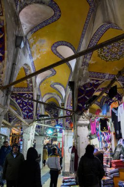 İstanbul, Türkiye, 20.12.2019: Grand Bazaar ilk satışta çeşitli ürünler sundu: baharatlar, baharatlar, baharatlar, çaylar, kurutulmuş meyveler, tezgahın üzerindeki peynirler