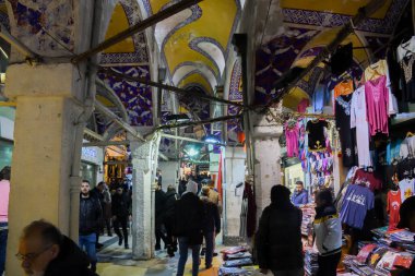 İstanbul, Türkiye, 20.12.2019: Grand Bazaar ilk satışta çeşitli ürünler sundu: baharatlar, baharatlar, baharatlar, çaylar, kurutulmuş meyveler, tezgahın üzerindeki peynirler