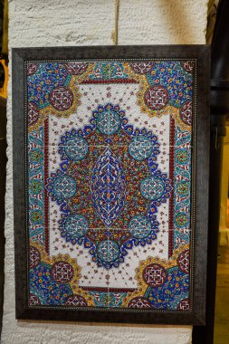 İstanbul, Türkiye, 20.12.2019: Grand Bazaar ilk satışta çeşitli ürünler sundu: baharatlar, baharatlar, baharatlar, çaylar, kurutulmuş meyveler, tezgahın üzerindeki peynirler