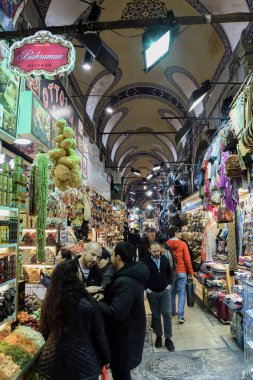 İstanbul, Türkiye, 20.12.2019: Grand Bazaar ilk satışta çeşitli ürünler sundu: baharatlar, baharatlar, baharatlar, çaylar, kurutulmuş meyveler, tezgahın üzerindeki peynirler