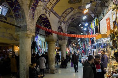 İstanbul, Türkiye, 20.12.2019: Grand Bazaar ilk satışta çeşitli ürünler sundu: baharatlar, baharatlar, baharatlar, çaylar, kurutulmuş meyveler, tezgahın üzerindeki peynirler