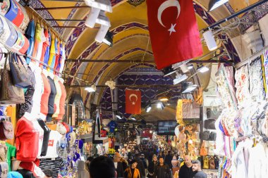 İstanbul, Türkiye, 20.12.2019: Grand Bazaar ilk satışta çeşitli ürünler sundu: baharatlar, baharatlar, baharatlar, çaylar, kurutulmuş meyveler, tezgahın üzerindeki peynirler