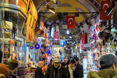 İstanbul, Türkiye, 20.12.2019: Grand Bazaar ilk satışta çeşitli ürünler sundu: baharatlar, baharatlar, baharatlar, çaylar, kurutulmuş meyveler, tezgahın üzerindeki peynirler