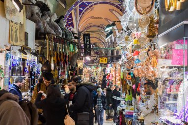 İstanbul, Türkiye, 20.12.2019: Grand Bazaar ilk satışta çeşitli ürünler sundu: baharatlar, baharatlar, baharatlar, çaylar, kurutulmuş meyveler, tezgahın üzerindeki peynirler