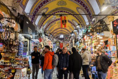 İstanbul, Türkiye, 20.12.2019: Grand Bazaar ilk satışta çeşitli ürünler sundu: baharatlar, baharatlar, baharatlar, çaylar, kurutulmuş meyveler, tezgahın üzerindeki peynirler
