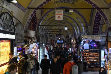 İstanbul, Türkiye, 20.12.2019: Grand Bazaar ilk satışta çeşitli ürünler sundu: baharatlar, baharatlar, baharatlar, çaylar, kurutulmuş meyveler, tezgahın üzerindeki peynirler