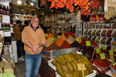İstanbul, Türkiye, 20.12.2019: Grand Bazaar ilk satışta çeşitli ürünler sundu: baharatlar, baharatlar, baharatlar, çaylar, kurutulmuş meyveler, tezgahın üzerindeki peynirler