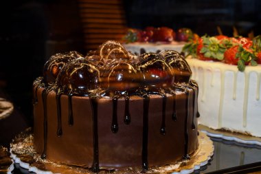 İstanbul, Türkiye, 20.12.2019: Hafız Mustafa İstanbul 'da alışveriş, baklava, Türk lokumu, kremalı brulee, pirinç pudingi, kek, çay, kunefe, knafeh tatlısı gibi geleneksel Türk tatlıları