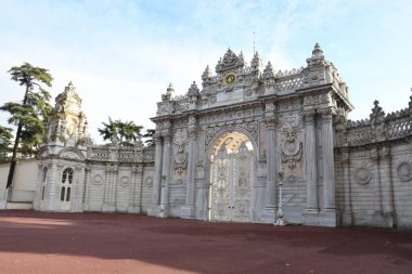 İstanbul, Türkiye, 20.12.2019: İstanbul, Türkiye 'deki Dolmabahe Sarayı, güzel dekoratif beyaz giriş kapıları
