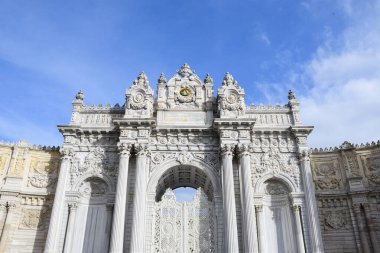 İstanbul, Türkiye, 20.12.2019: İstanbul, Türkiye 'deki Dolmabahe Sarayı, güzel dekoratif beyaz giriş kapıları
