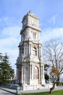 İstanbul, Türkiye, 20.12.2019: İstanbul, Türkiye 'deki Dolmabahe Sarayı, güzel dekoratif beyaz giriş kapıları