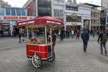 İstanbul, Türkiye, 20.12.2019: İstiklal Caddesi ve Taksim