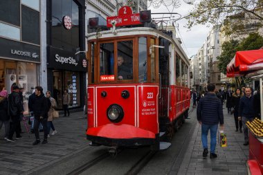 İstanbul, Türkiye, 20.12.2019: İstiklal Caddesi ve Taksim