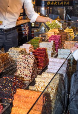 İstanbul, Türkiye, 20.12.2019: Hafız Mustafa İstanbul 'da alışveriş, baklava, Türk lokumu, kremalı brulee, pirinç pudingi, kek, çay, kunefe, knafeh tatlısı gibi geleneksel Türk tatlıları