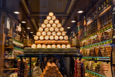 İstanbul, Türkiye, 20.12.2019: Hafız Mustafa İstanbul 'da alışveriş, baklava, Türk lokumu, kremalı brulee, pirinç pudingi, kek, çay, kunefe, knafeh tatlısı gibi geleneksel Türk tatlıları