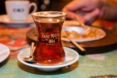 İstanbul, Türkiye, 20.12.2019: Hafız Mustafa İstanbul 'da alışveriş, baklava, Türk lokumu, kremalı brulee, pirinç pudingi, kek, çay, kunefe, knafeh tatlısı gibi geleneksel Türk tatlıları