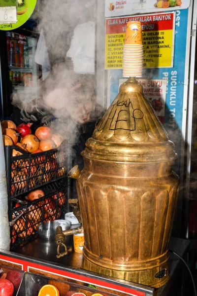 Türkei Istanbul 2019 Sahlep Drink Mit Zimt Und Gemahlenen Pistazien — Stockfoto