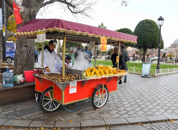 İstanbul, Türkiye, 20.12.2019: İstiklal Caddesi ve Taksim