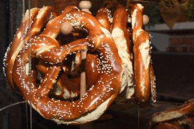 Oktoberfest ya da Sonbahar Festivali, Noel ya da bayram kutlaması için Bavyera otantik krakerleri. Alman ya da Avusturya tuzlu ya da tohumlu sabah atıştırması için ideal, jambon ve peynirle ikiye bölünmüş.