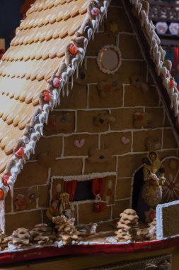 Çok büyük ve büyük bir zencefilli ekmek evi. Viyana, Avusturya 'da Noel pazarında doğal ev yapımı tatlı sergisi