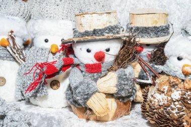 Viyana 'da Noel süsleri ve süsler. Batı Avrupa, Viyana, Avusturya 'daki Noel fuarında satılık. Renkli xmas küreleri, toplar, ampuller ve tüyler detaylar, peri masalı sahnesi