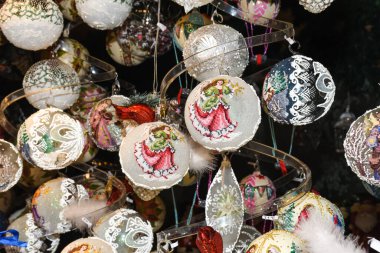 Viyana 'da Noel süsleri. Batı Avrupa, Viyana, Avusturya 'daki Noel fuarında satılık. Altın toplar, ampuller, kabarcıklar, dekorasyonlar ve süsler, renkli sihirli peri masalı