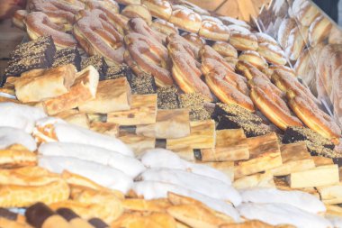 Avusturya 'daki Noel pazarında satışta geleneksel donutların gösterimi (çeviri: Eski Viyana elmalı turta; tarçın ve şekerli brezen çörek)