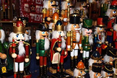 Avusturya, Viyana 'daki Noel festivali fuarında satılık Fındıkkıran Ordusu. Geleneksel tahta heykel ya da ünlü asker oyunu Ceaikovski. Alman sokak Xmas Fuarı Avrupa 'da ahşap fındıkkıranlar ile