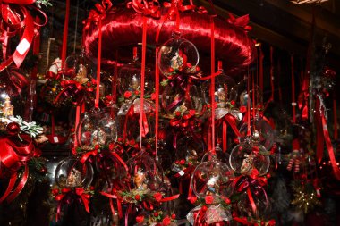 Noel ağacı süslemeleri kırmızı kurdeleler ve ağaçta asılı duran şirin küçük melekler, satılık.