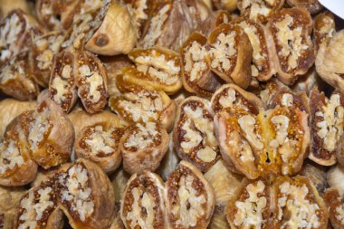 Kurutulmuş meyveler, erikler, ceviz dolgulu kayısılar, bir mağazanın ya da caddedeki bir dükkanın üstünde satılıyor. Kuru meyveli tatlı doğal organik biyolojik kavram.